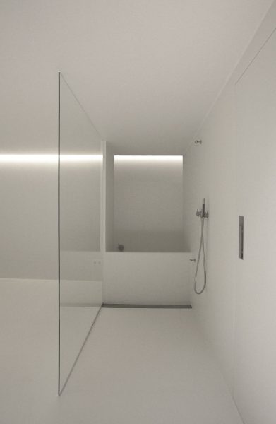 016 LR 06 Shinto in the city Amsterdam residential shower i29