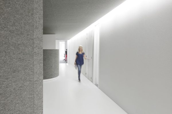 019 LR 09 The soft office Amsterdam office felt hallway i29