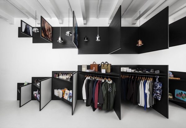 050 LR 06 White canvas for change Amsterdam product display i29