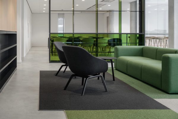 056 LR 21 Playful partitions Tilburg office breakout i29
