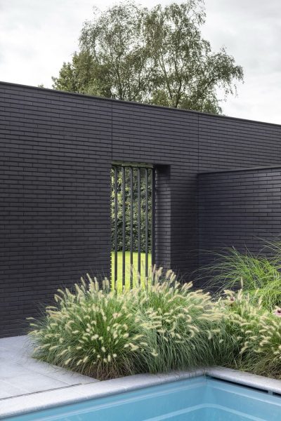 069 LR 10 Outside In residential facade i29