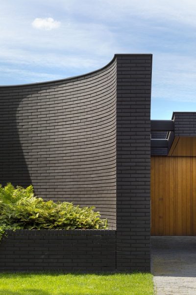 069 LR 13 Outside In residential facade i29