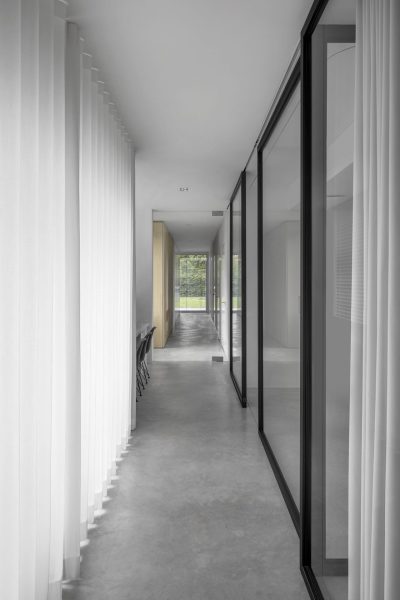 069 LR 18 Outside In residential hallway i29