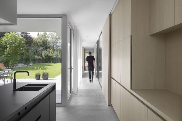 069 LR 19 Outside In residential kitchen i29