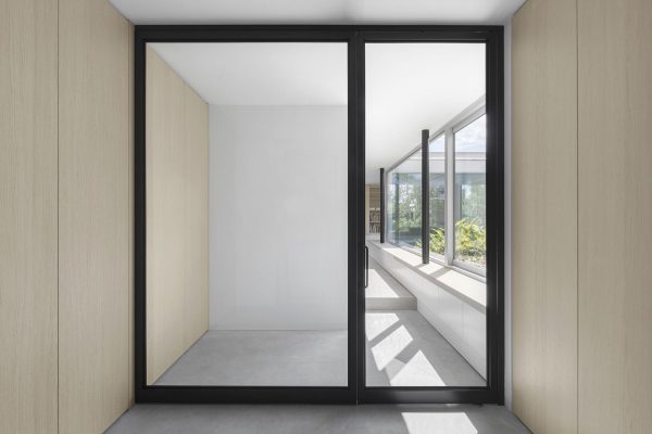 069 LR 24 Outside In residential door i29