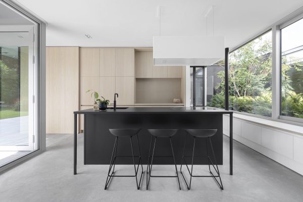 069 LR 25 Outside In residential kitchen i29