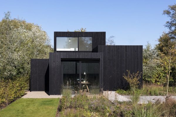 071 LR 03 Tiny holiday home Vinkeveen residential facade i29