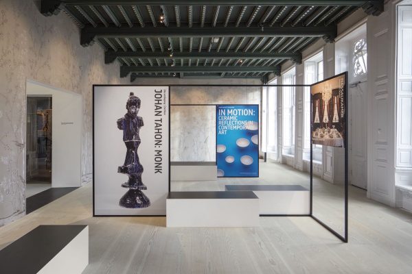 084 LR 14 Contrasting ceramics Leeuwarden museum exhibition space i29