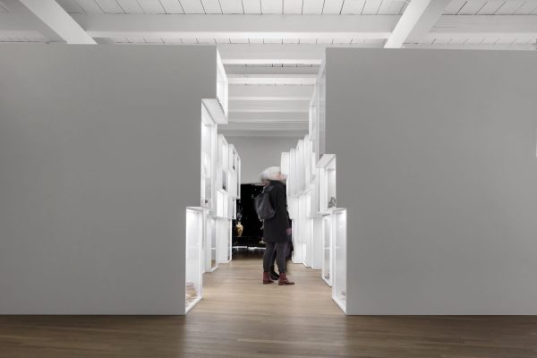 084 LR 16 Contrasting ceramics Leeuwarden museum exhibition space i29