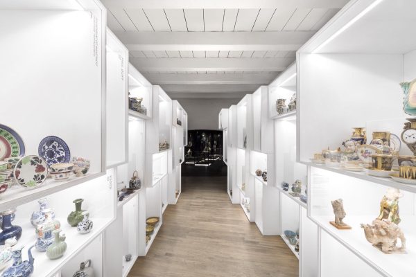 084 LR 17 Contrasting ceramics Leeuwarden museum exhibition space i29