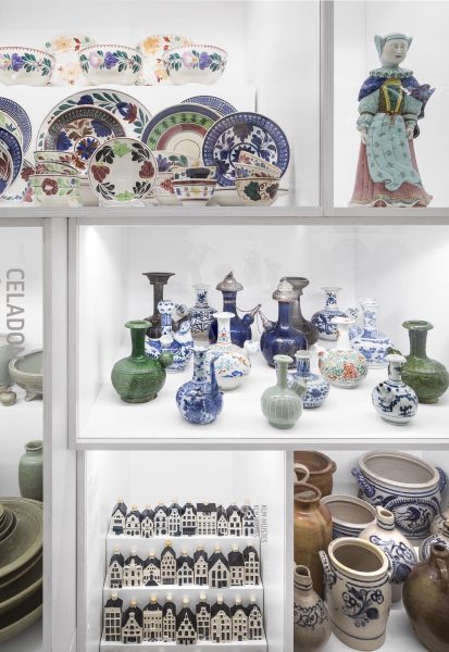 084 LR 18 Contrasting ceramics Leeuwarden museum exhibition display i29