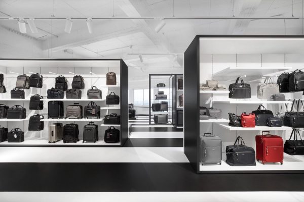 085 LR 02 Natural habitat for luggage Amsterdam retail showroom i29