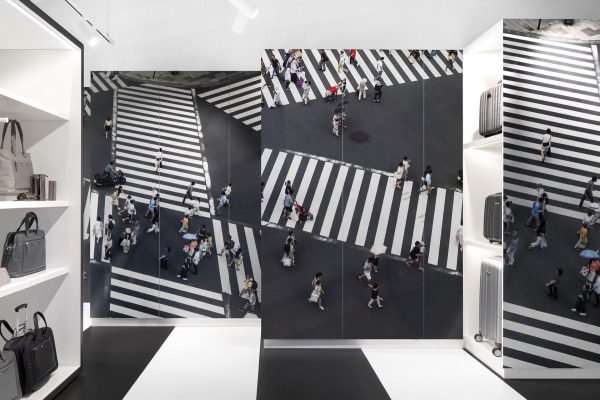 085 LR 03 Natural habitat for luggage Amsterdam retail showroom i29