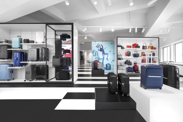 085 LR 06 Natural habitat for luggage Amsterdam retail showroom i29