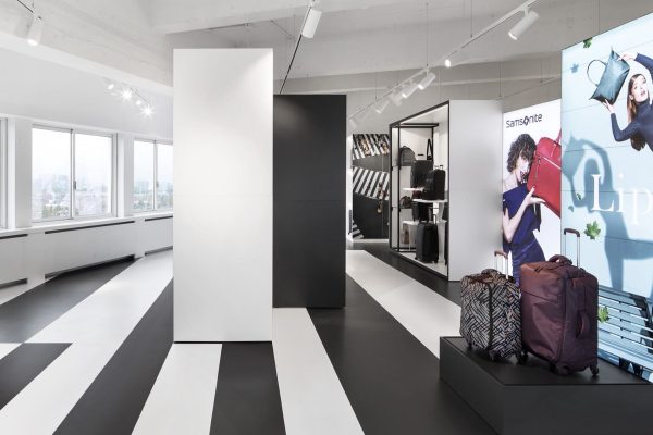085 LR 07 Natural habitat for luggage Amsterdam retail showroom i29