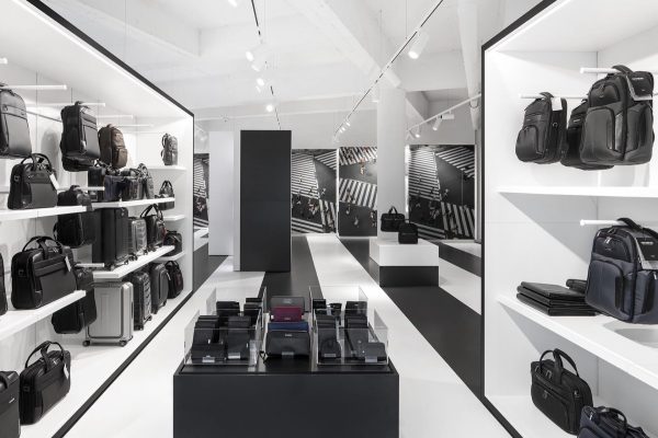 085 LR 08 Natural habitat for luggage Amsterdam retail showroom i29