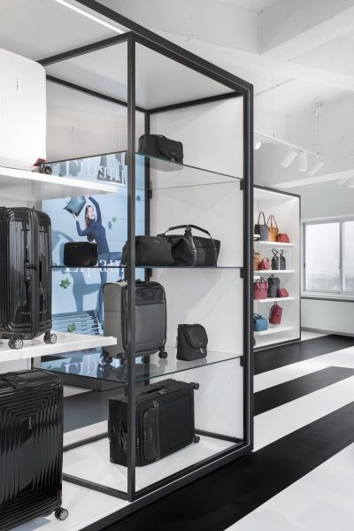 085 LR 09 Natural habitat for luggage Amsterdam retail showroom i29