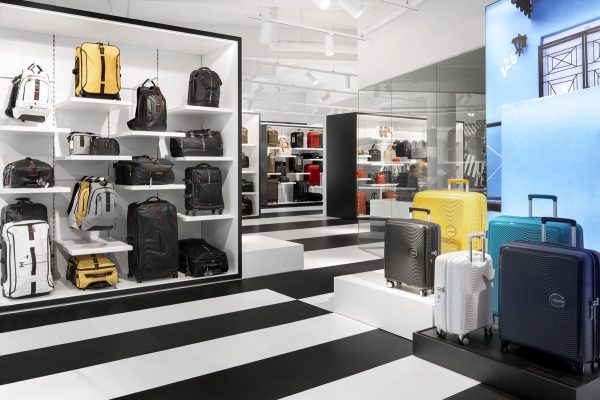 085 LR 11 Natural habitat for luggage Amsterdam retail showroom i29