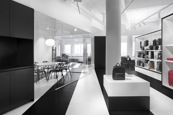 085 LR 12 Natural habitat for luggage Amsterdam retail showroom i29