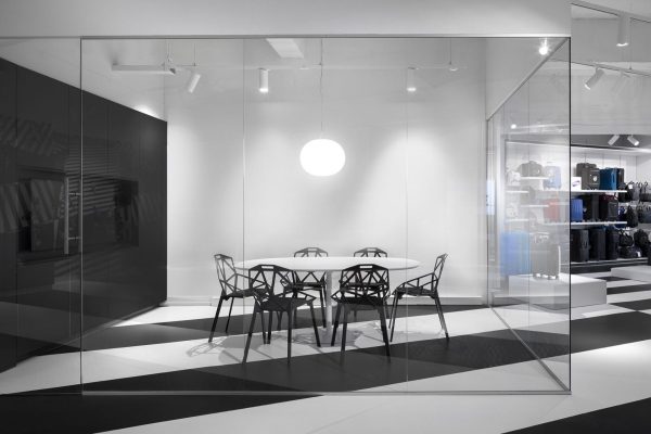 085 LR 13 Natural habitat for luggage Amsterdam retail showroom meeting room i29
