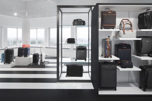 085 LR 18 Natural habitat for luggage Amsterdam retail showroom meeting room i29