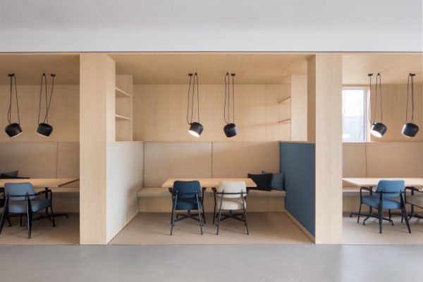094 LR 07 Soothing discretion Amsterdam office meeting area i29