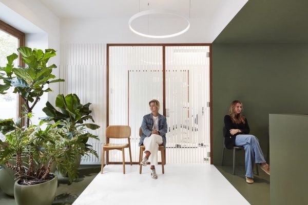 154 LR 13 Dentist Amsterdam waitingroom reception plants i29